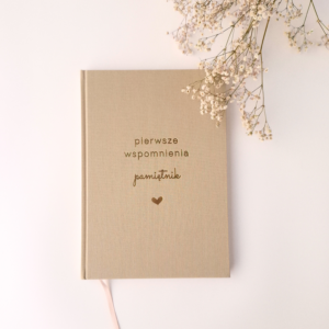 Beżowy album pamiątkowy dla dziecka Pierwsze wspomnienia – elegancka płócienna okładka z tłoczeniem