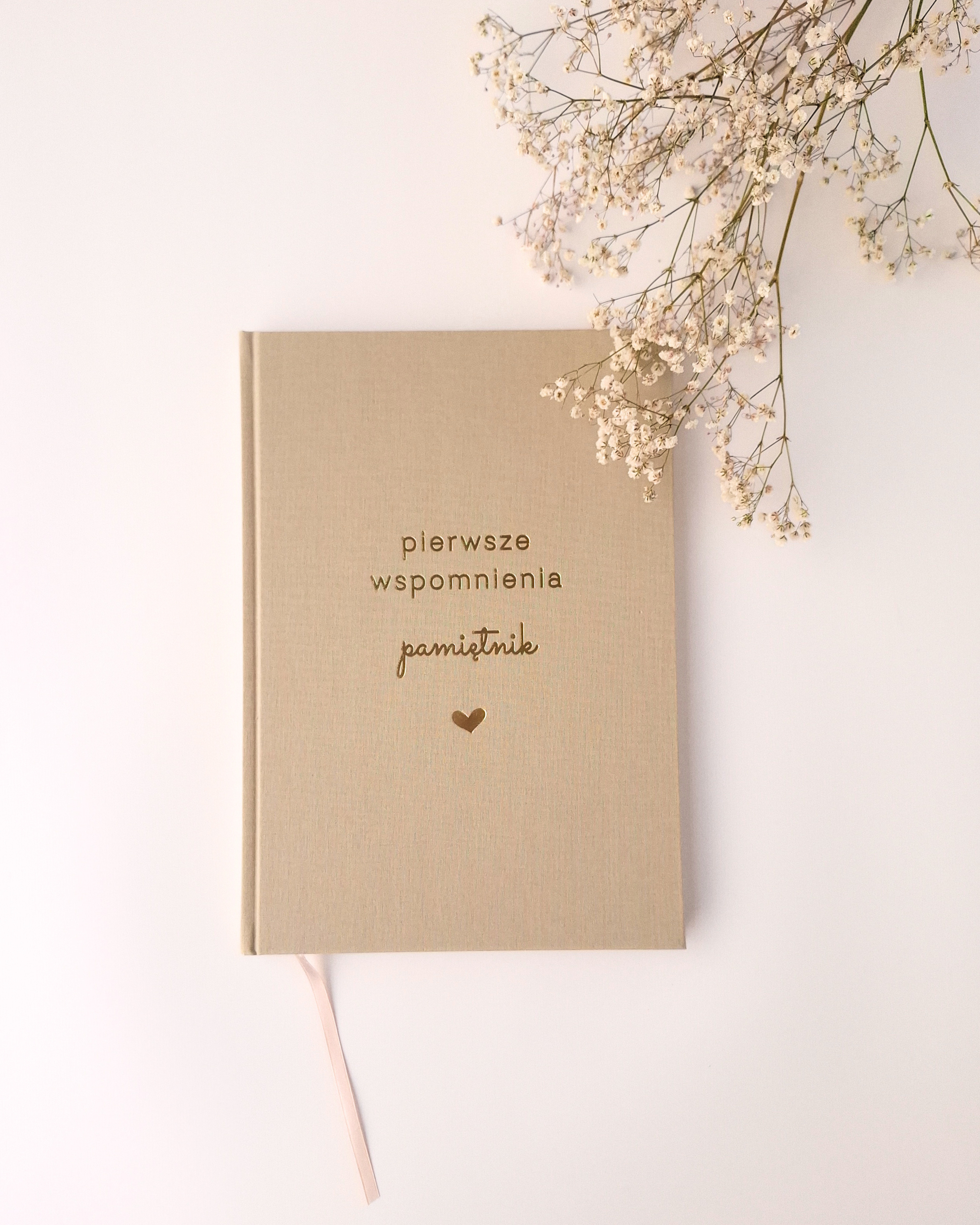 Beżowy album pamiątkowy dla dziecka Pierwsze wspomnienia – elegancka płócienna okładka z tłoczeniem