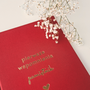Pamiętnik dziecka czerwony Pierwsze wspomnienia – zbliżenie na złote tłoczenie okładki